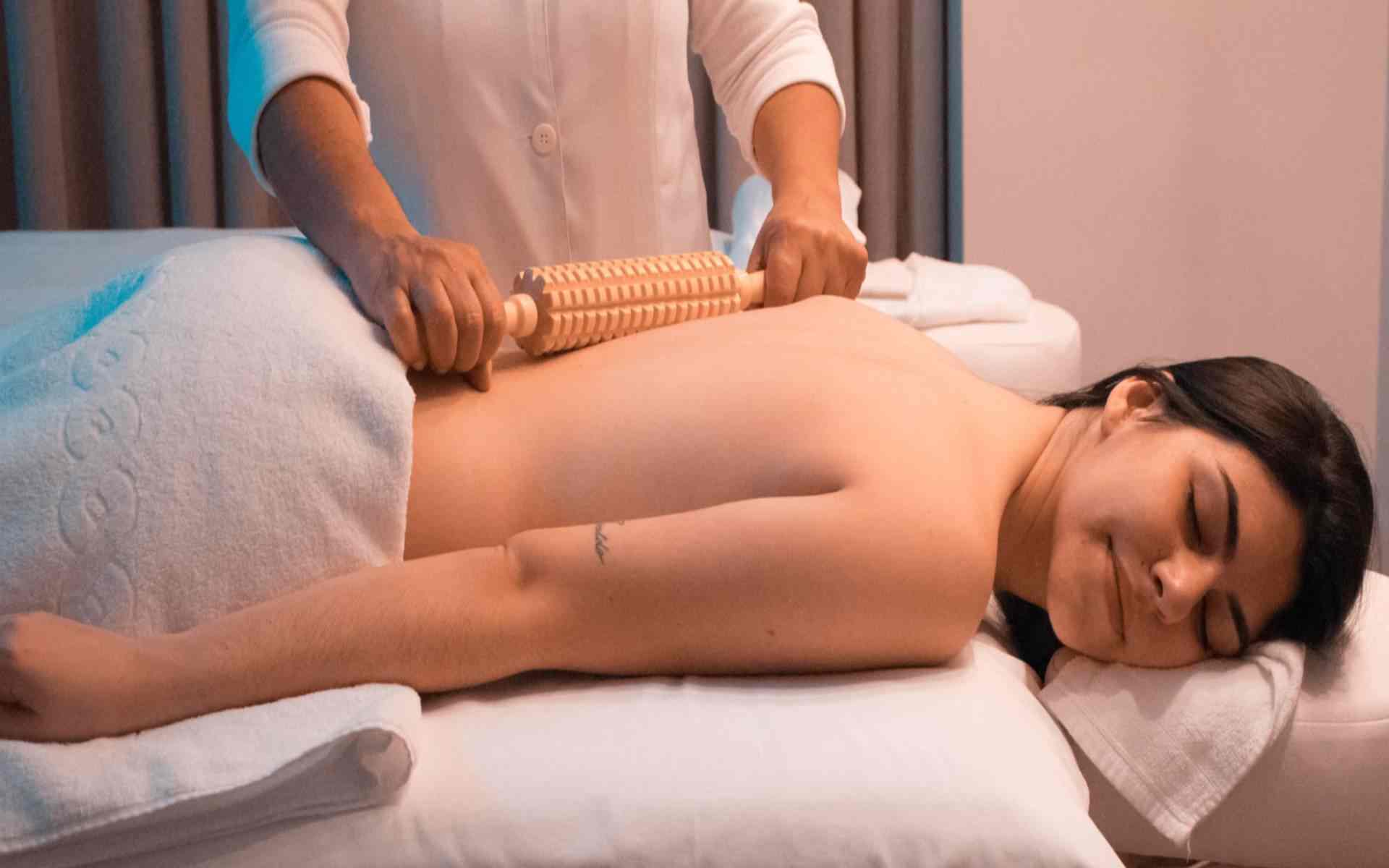 Layanan refleksi profesional PijatHub untuk kaki Anda